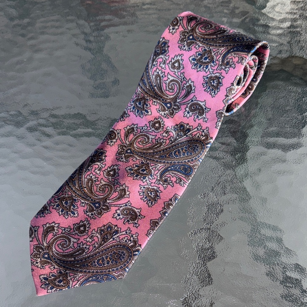 John Weitz Elegant Paisley Men's Tie in Pink and Blue